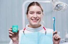 Aparaty ortodontyczne a przezroczyste nakładki: która opcja ortodontyczna jest dla Ciebie najlepsza?